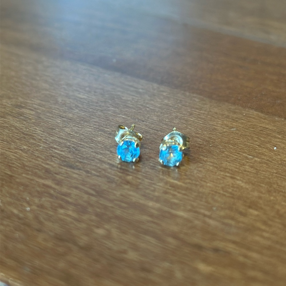 Aquamarine stud earrings in gold setting.